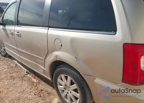 2016 Chrysler Town & Country Touring z USA, uszkodzony, nr VIN 2C4RC1BG8GRB81379